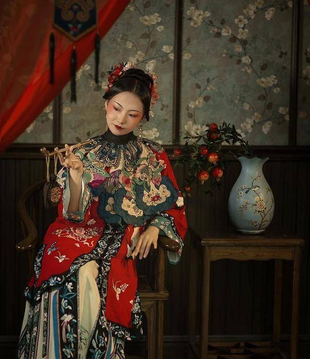 而另一种类型的清汉服装会更加偏向清冷的婉约感,以浅色为主体基调