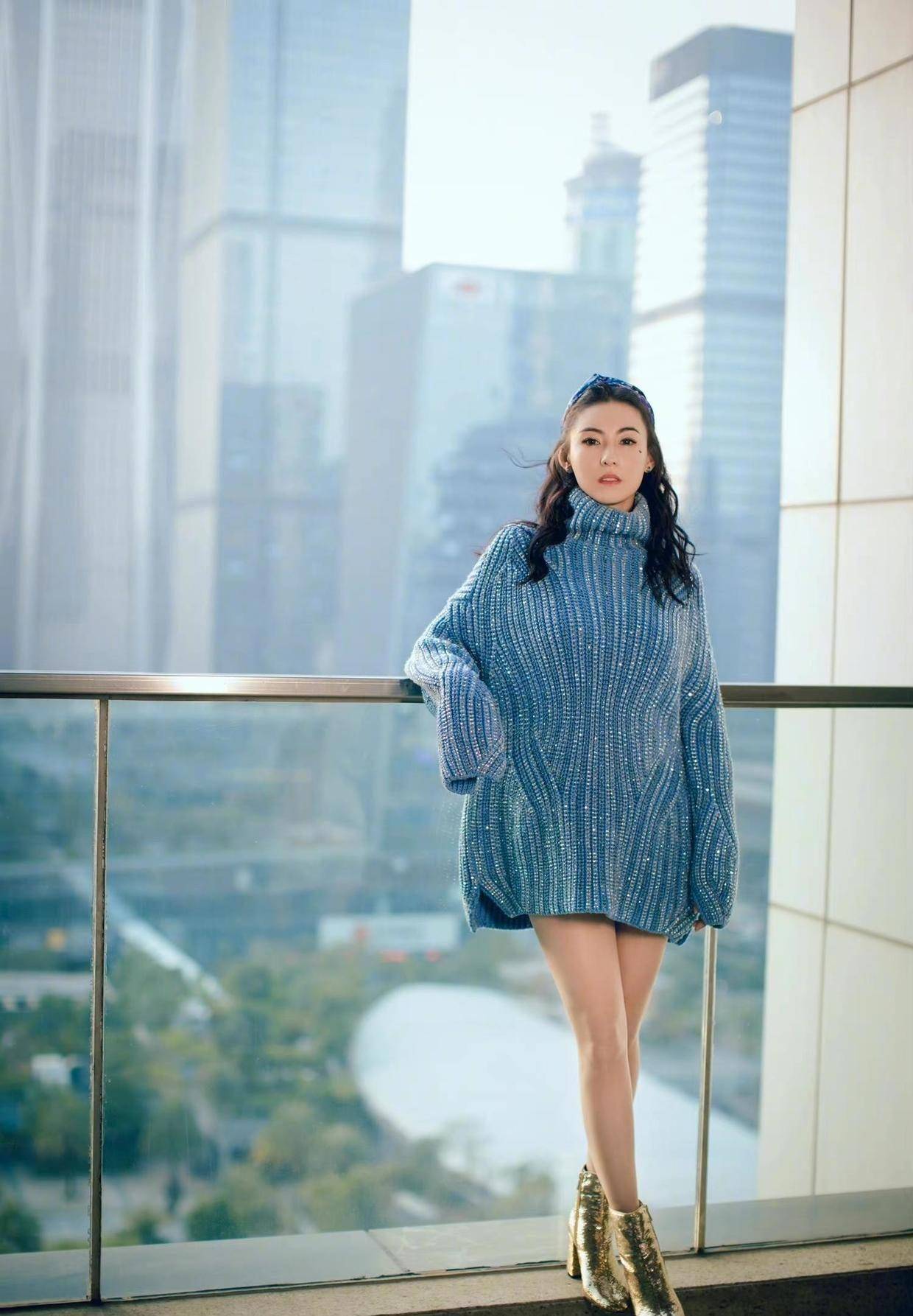 张柏芝美出巅峰,穿紫色薄纱连衣裙配合大波浪卷发,女神气质爆棚_外套