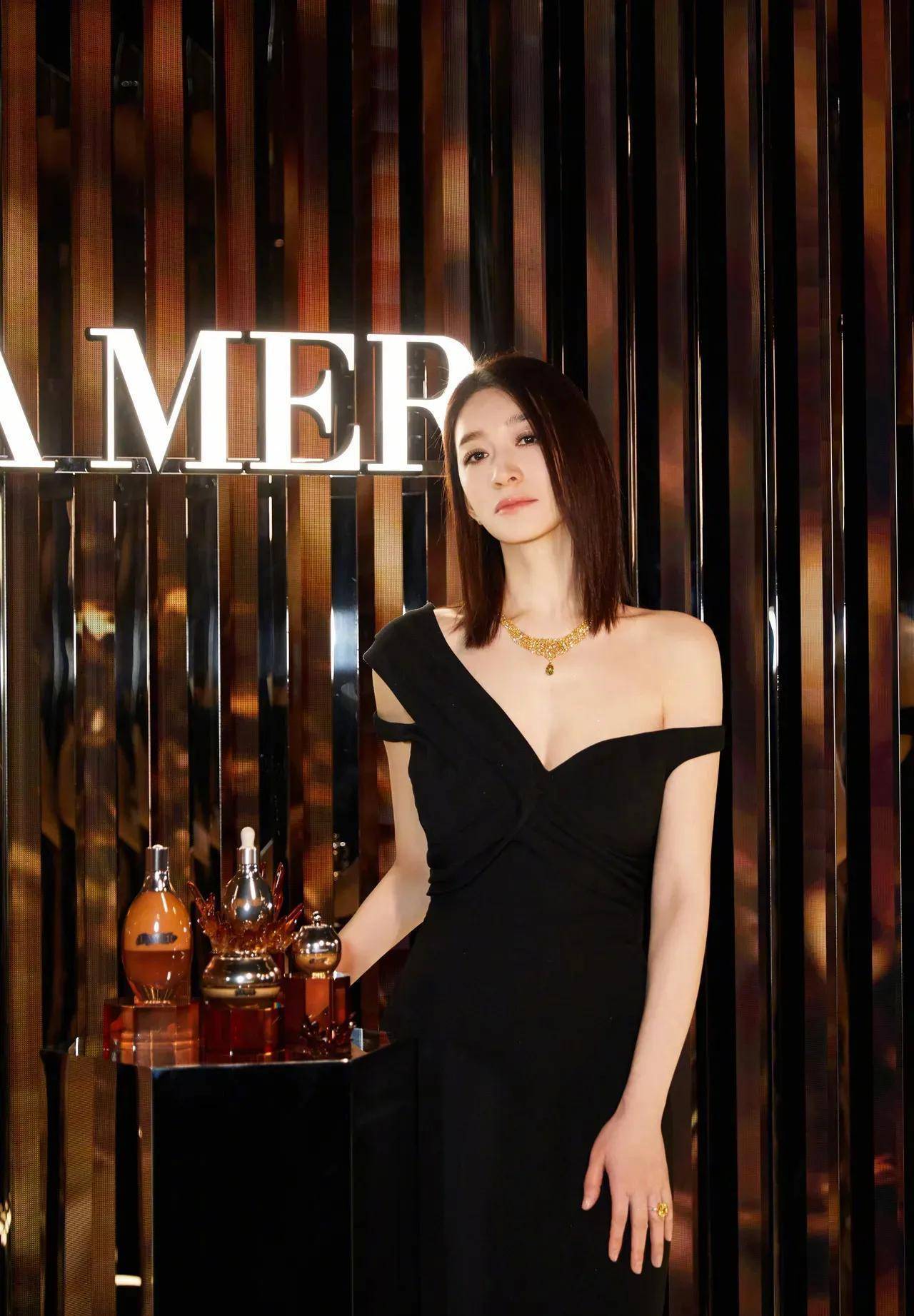 46岁李小冉近照曝光,气质冷艳身材绝佳,人到中年丝毫没有疲态_黑色