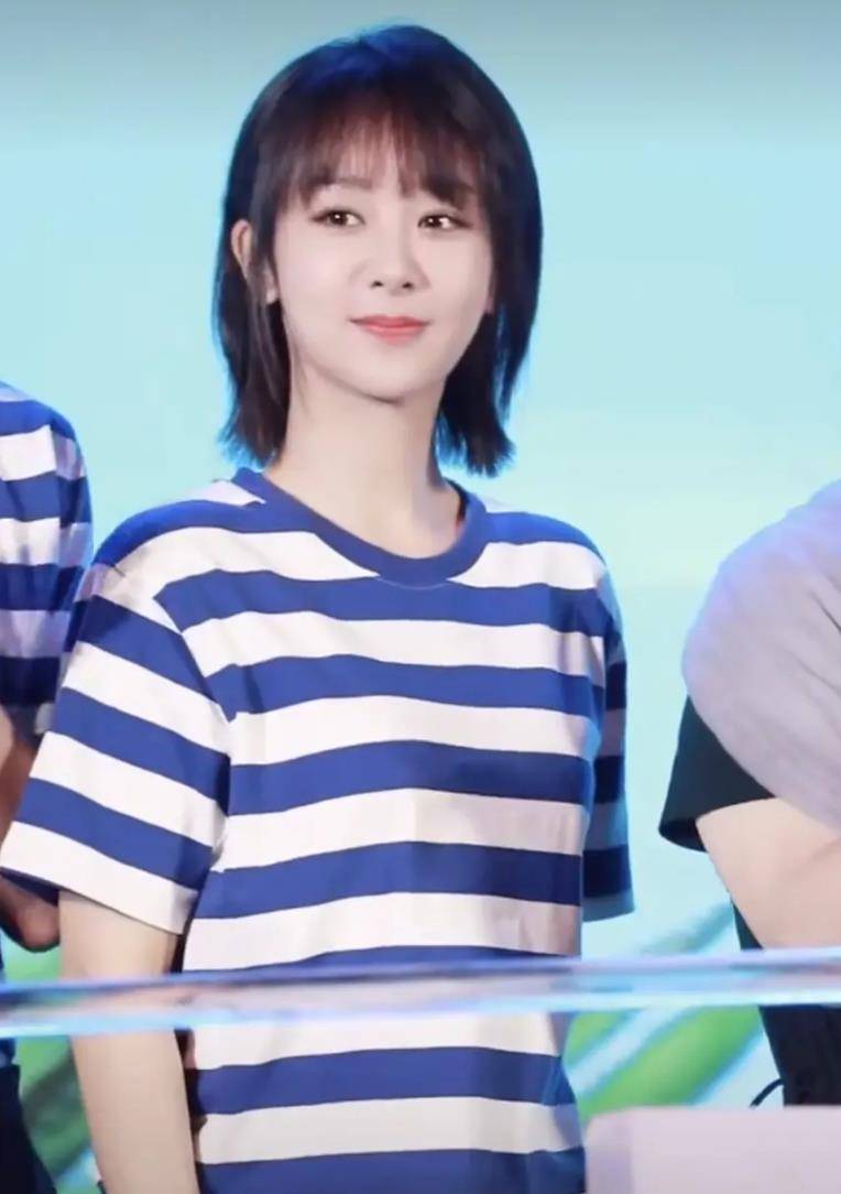 短发搭配藏青色条纹t恤真的很嫩_毕淑敏_口碑_原著