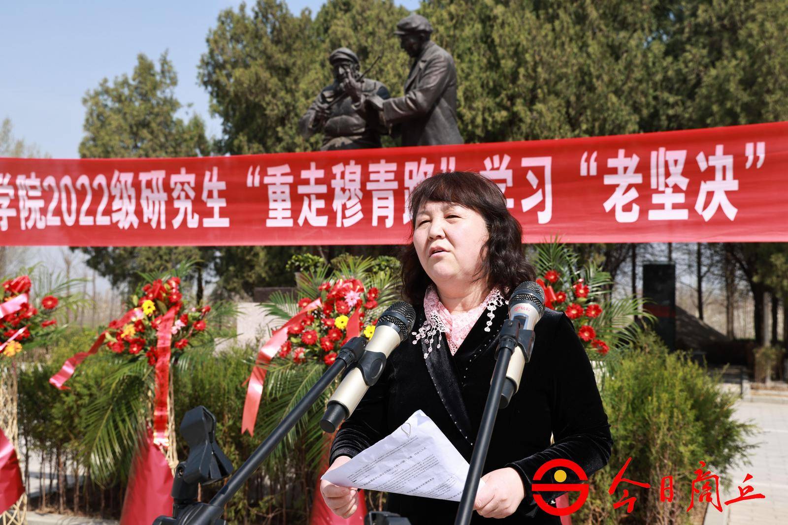 郑州大学新闻与传播学院党委副书记李国栋带领学生为穆青与老坚决塑像