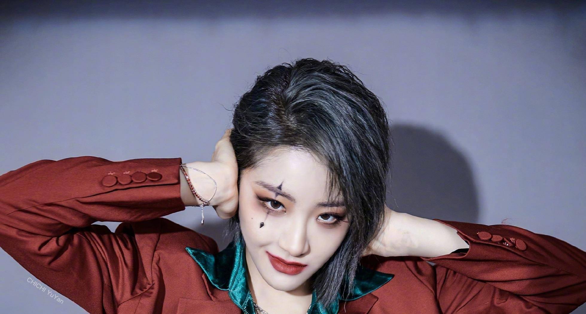 喻言小丑造型又甜又酷,状态太绝了_显得_舞动着_整体