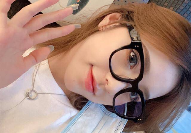 刘思瑶发自拍却暗藏心机,方块脸又如何?