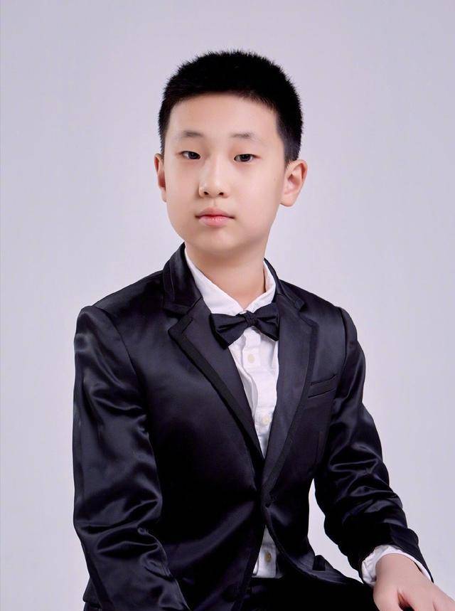 林永健老婆周冬齐晒儿子林大竣12岁近照,自信大方,很有绅士范_爸爸