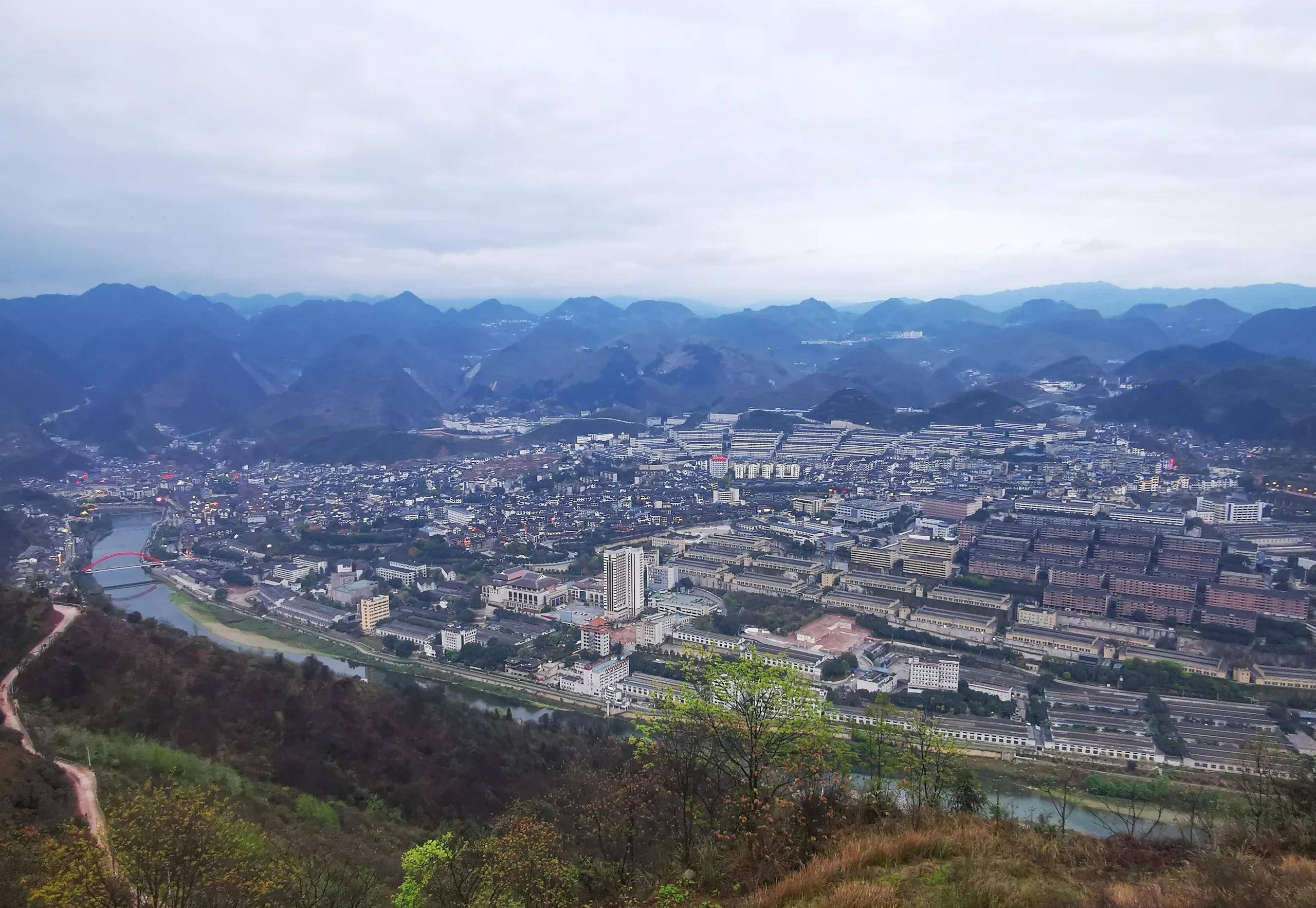 俯瞰茅台镇,华灯两岸,楼桥倒影入水,街巷渐空,赤水淙淙向远…_云天