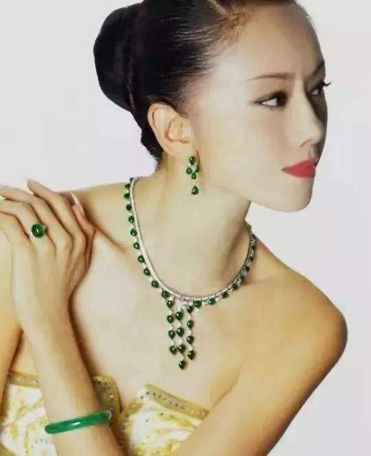 探秘这些女明星的翡翠收藏!你最喜欢哪一件?_范冰冰_杨丽萍_刘晓庆