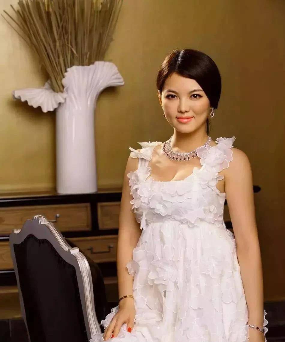 李湘很能穿,穿蕾丝裙尽显女人味的"饱满美"_娱乐_篇文章_头条