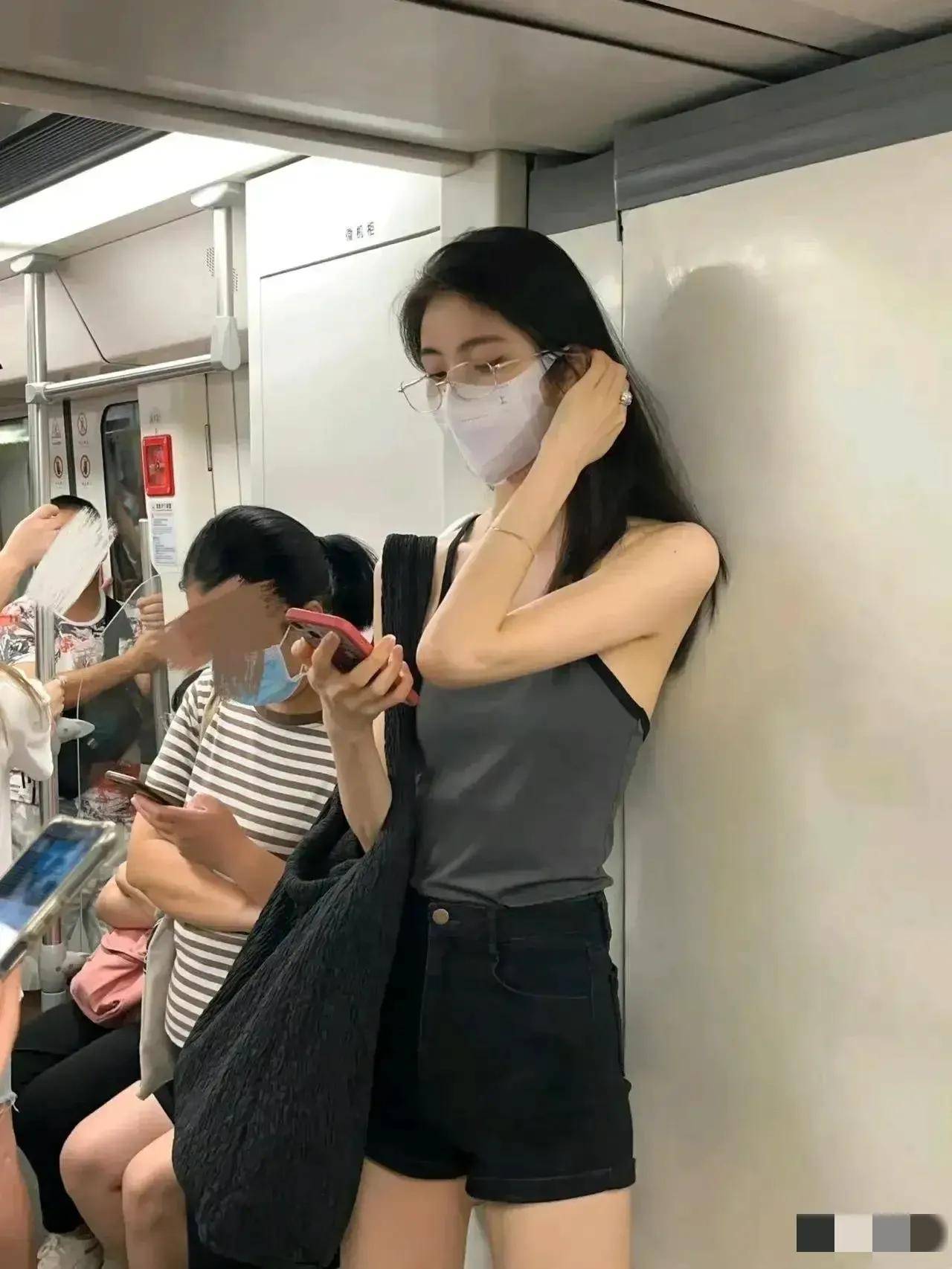 女子的照片被不良分子利用ai技术进行了脱衣处理,使得她袒胸露乳的