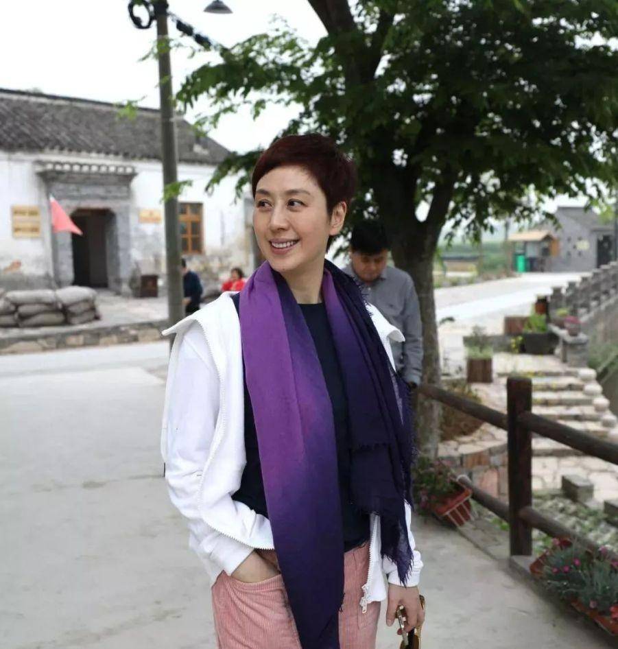史依弘状态真绝!50岁穿阔腿裤配围巾高贵大气,李成儒真配不上她
