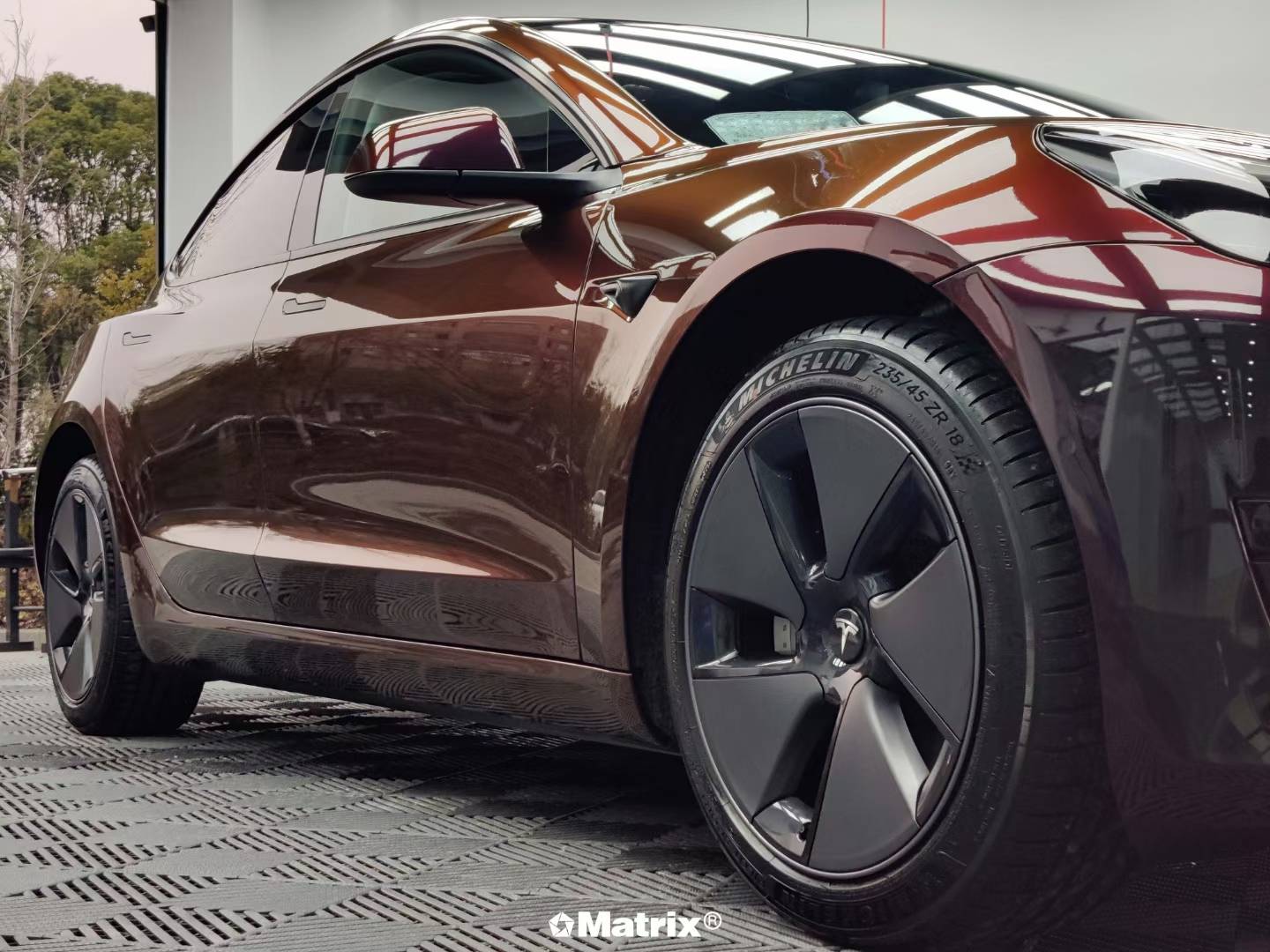 特斯拉model3矩阵改色膜流光黑魅红,光影交错带来的红黑渐变_案例
