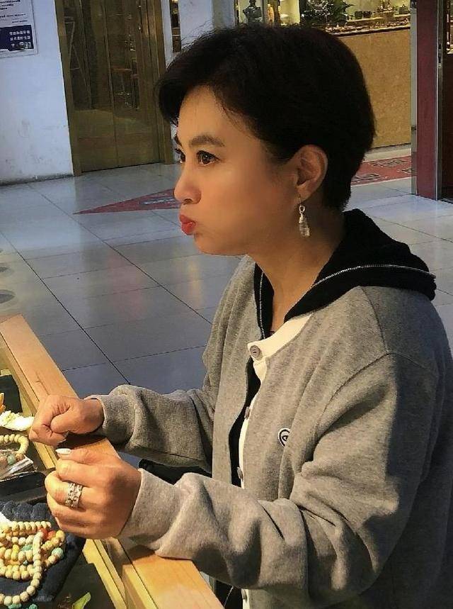 李玲玉57岁容颜不改,纯天然老了仍这么漂亮,比年轻时还时髦_时尚_穿着