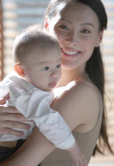 梁洛施19岁未婚先孕生三子,与李泽楷分手9年后重聚,33岁仍单身_梁乐瑶