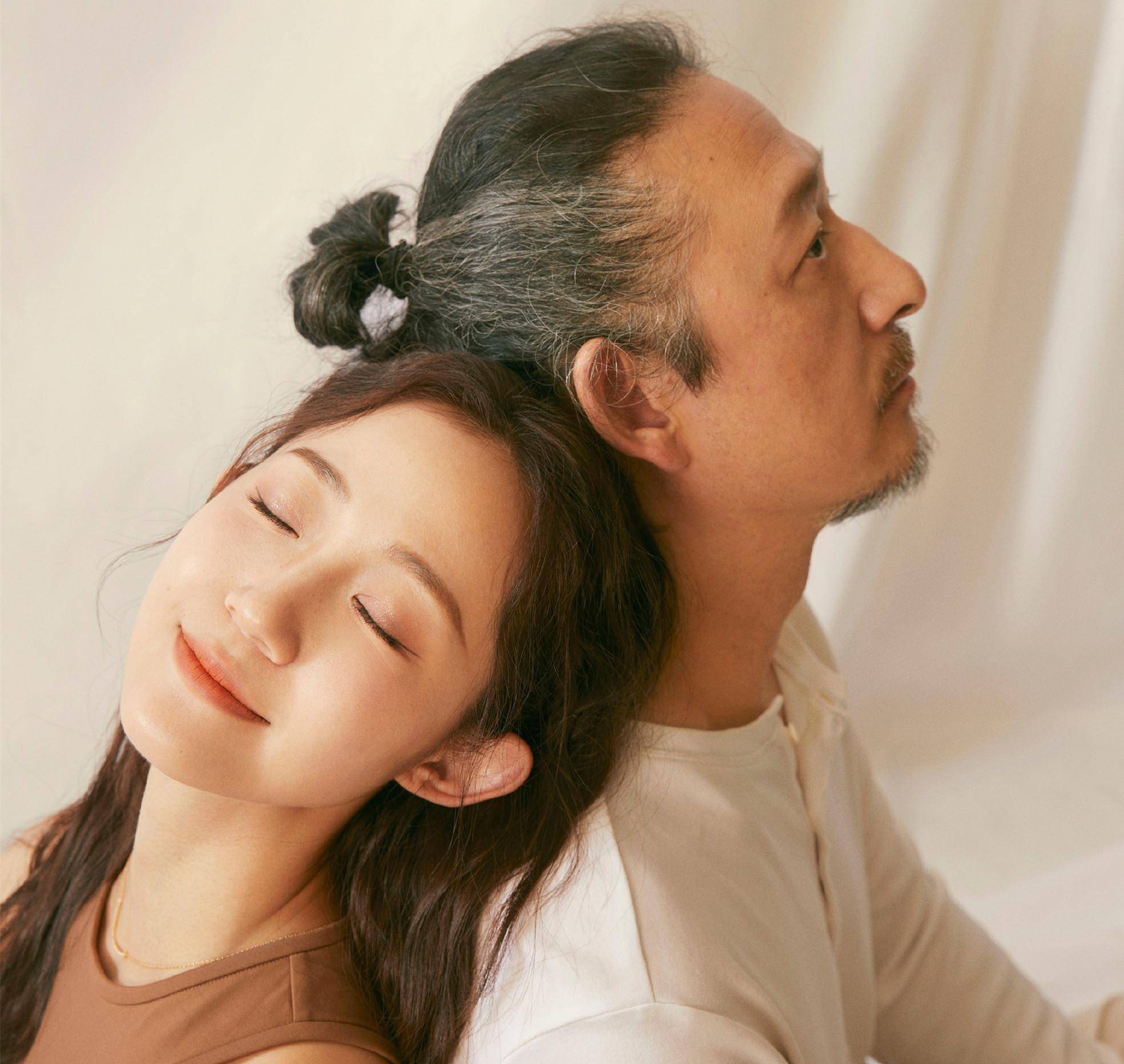 音乐人三宝:一婚妻子小15岁,二婚妻子小25岁,是5个孩子的爸爸_冯佳