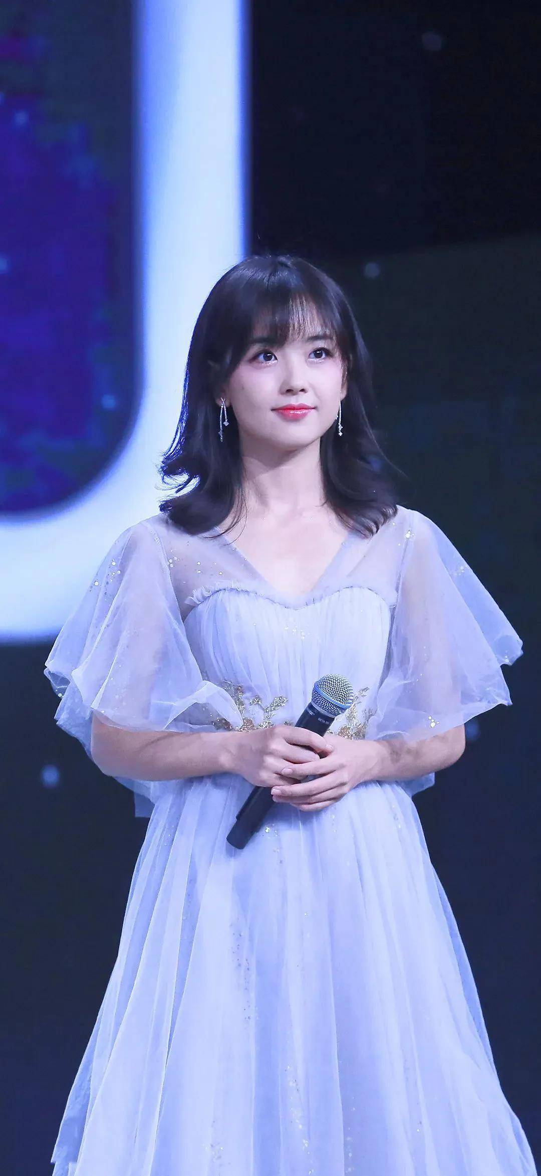 女神王冰冰,国内万千电视迷的新宠,宛如邻家小妹,笑容