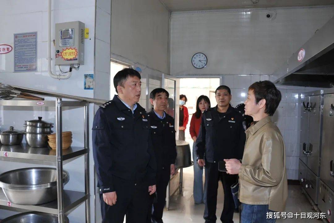 芮城县副县长,公安局局长张文杰对学校食品安全工作进行督导检查