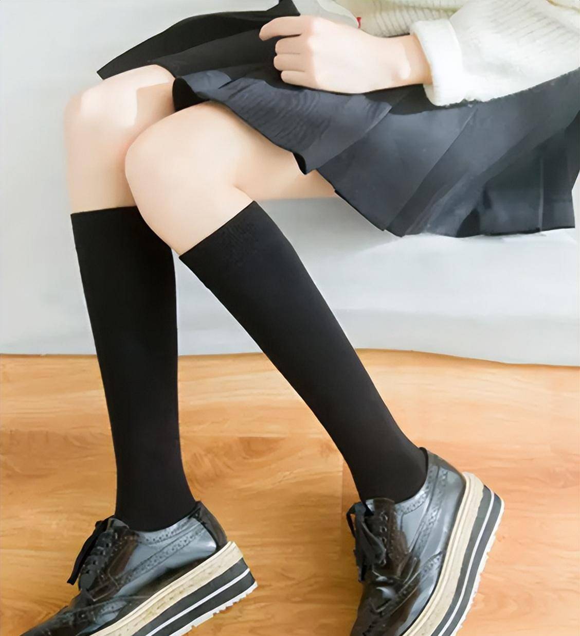 jk袜冬天穿到小腿哪里显瘦(jk袜冬天怎么穿才不显腿粗)_袜子_女孩