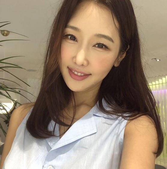 韩国网红李秀珍日前在youtube影片中拿自己和演员金泰希比较,称自己美