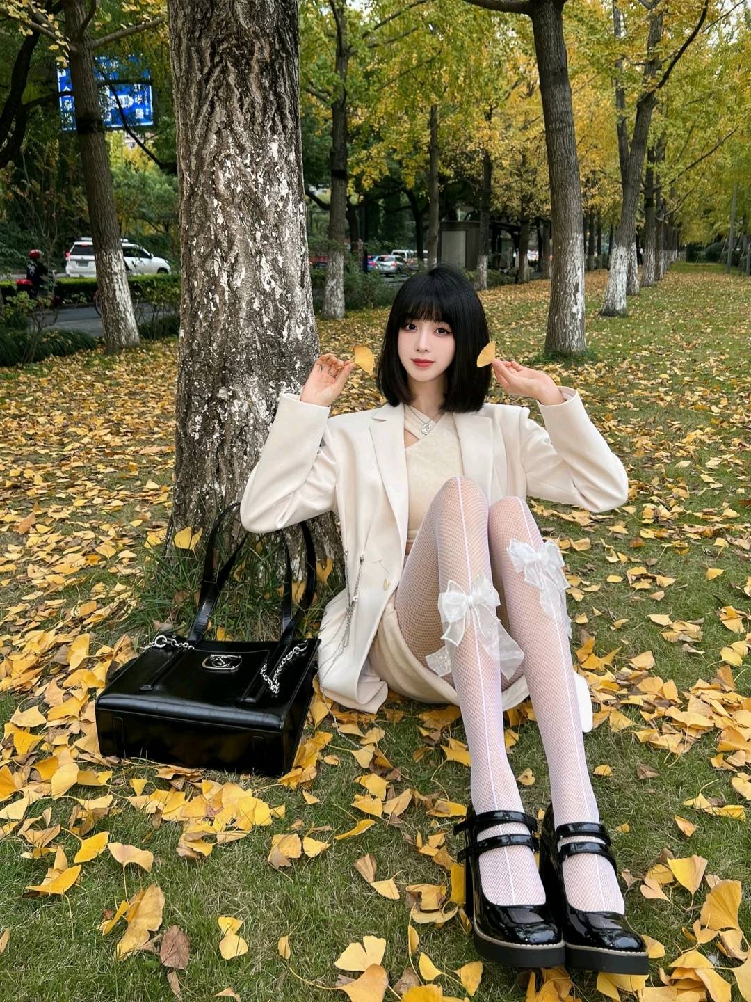 新春创作季# 春季时尚个性外套,纯白外套职场风,白丝高跟显腿长#大