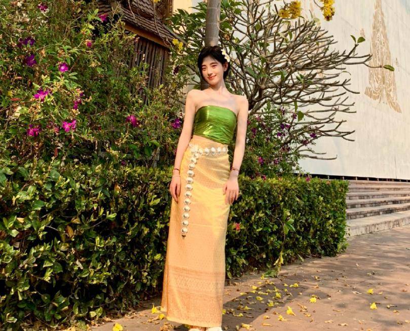 鞠婧祎提前过夏天,傣族装扮性感露肩,但这个皮肤没有看错吧_因为_感觉