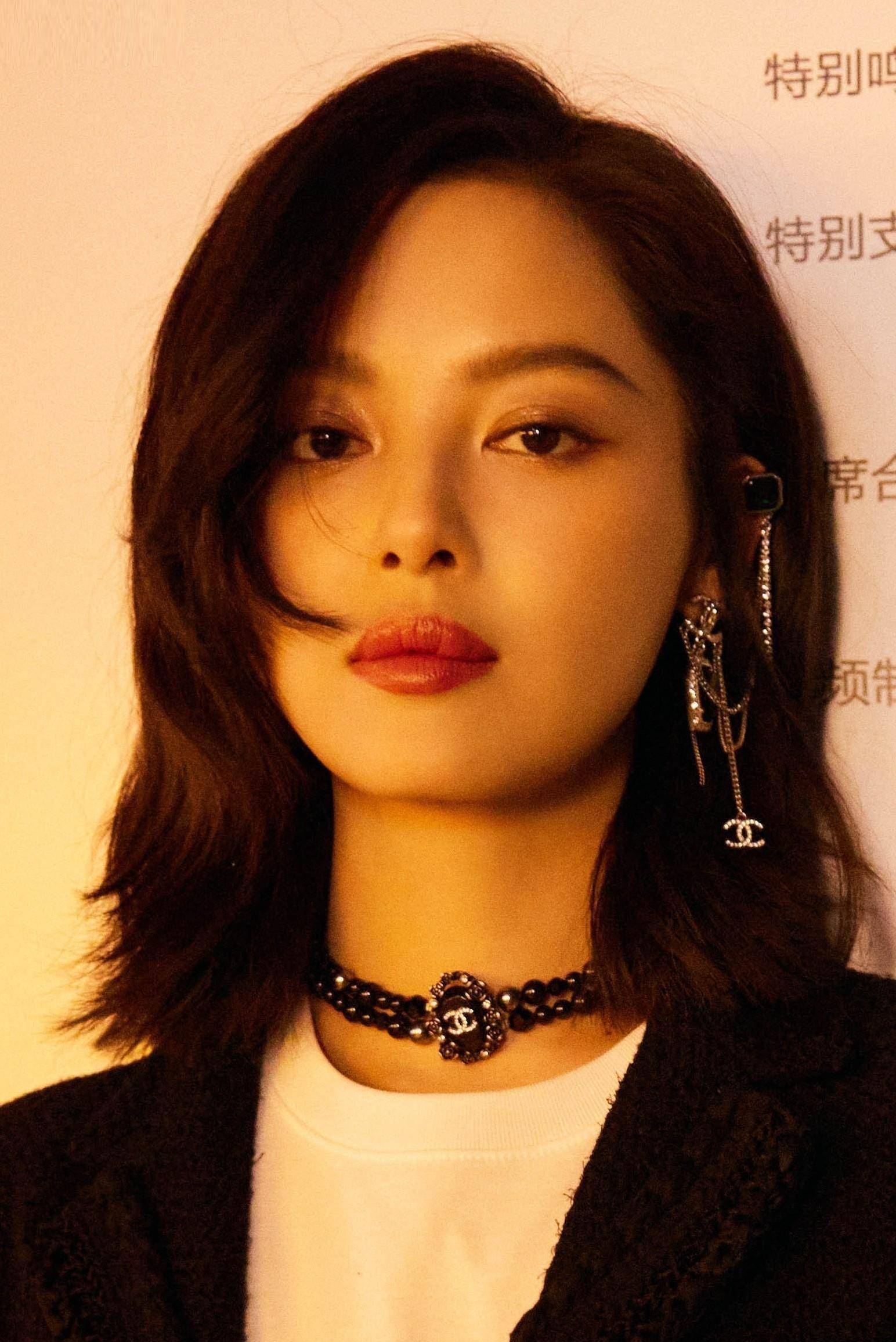 女神辛芷蕾黑丝腿穿细跟短靴性感动人(侵删)