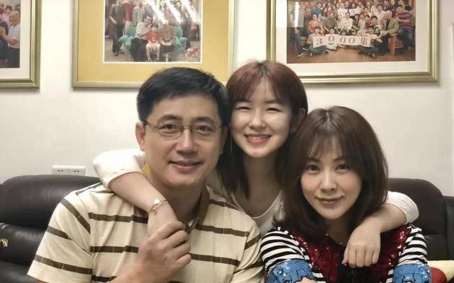 22岁的广州演员何文茵,即将完成学业,但不再是大家熟识的康枝子_观众