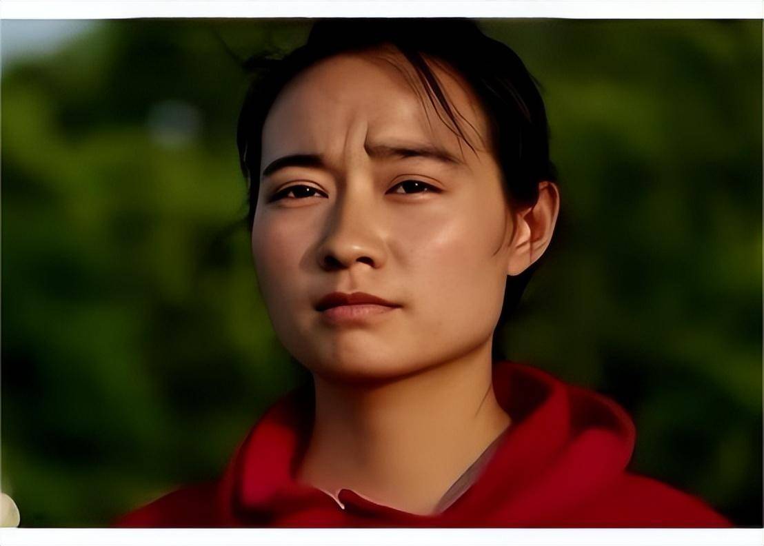 为了维持生活,王玉香每天天不亮就背着七八十斤冬笋到集市上卖,然后再