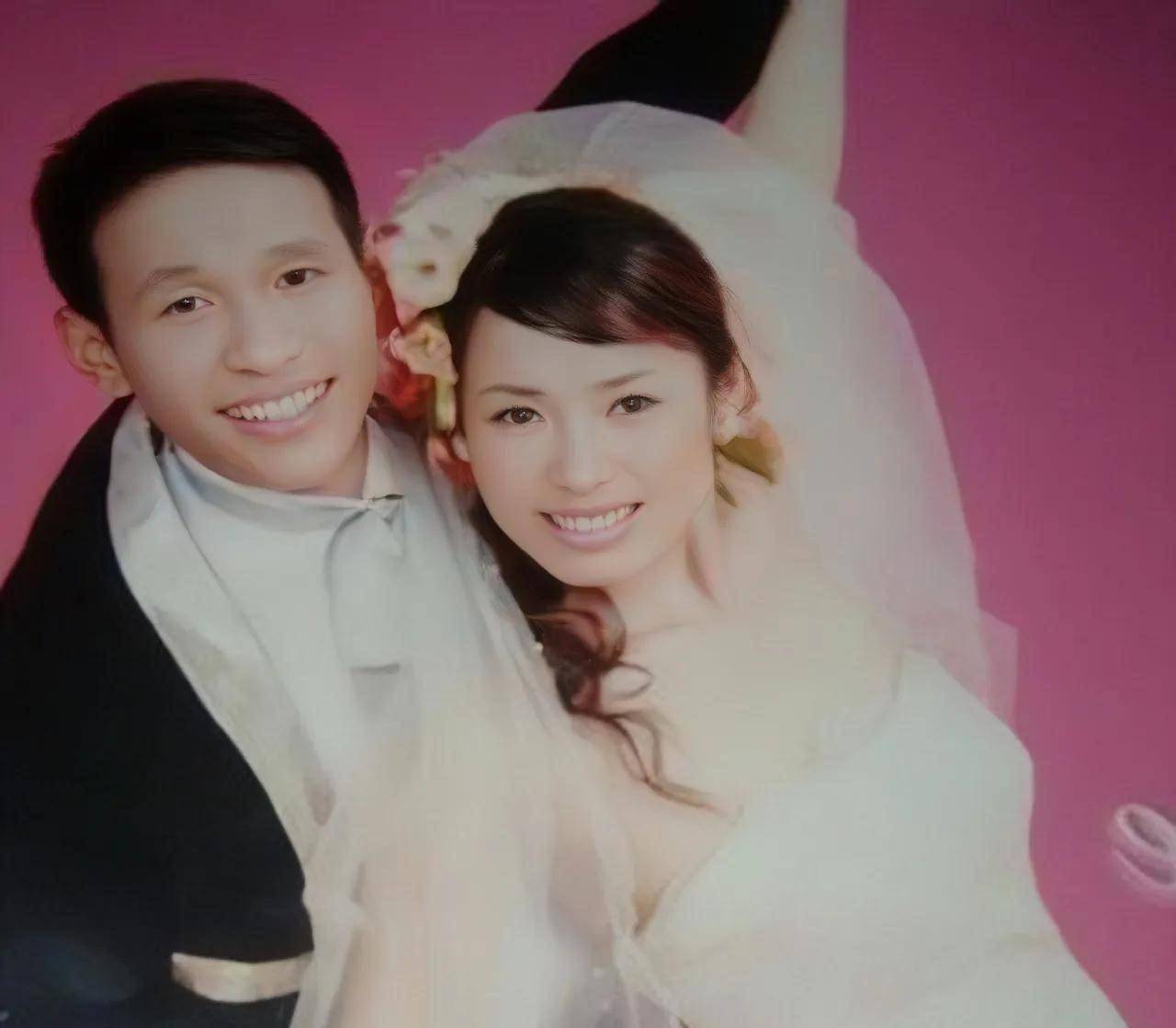 宋小宝的第一任妻子名叫霍晓红,也是一名二人转演员,当年的两人可谓