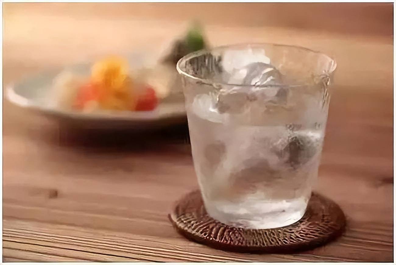 白酒可以冰着喝吗_口感_冰箱_冰块