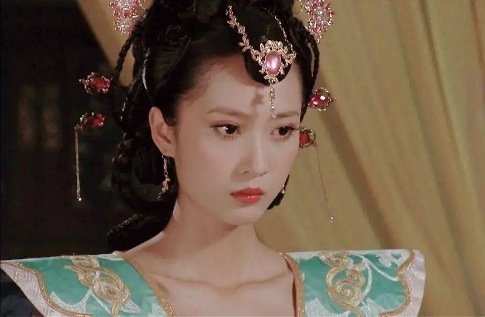 她超级好看的,她其实还在《母仪天下》里跑过龙套,真的很漂亮,现代