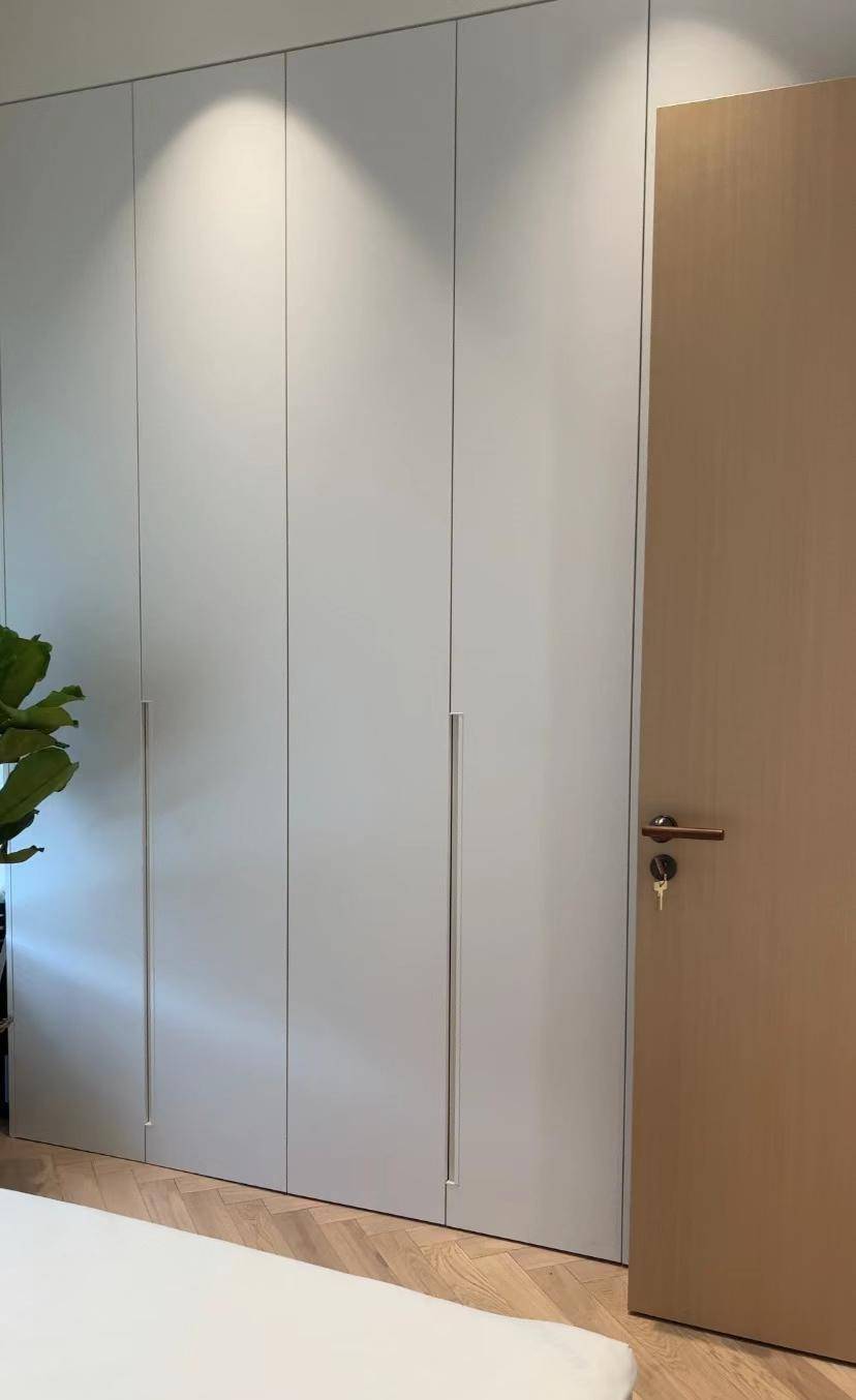 柜门采用铣槽免拉手设计,简洁大方,利落干脆,将整个衣柜的存在感降低