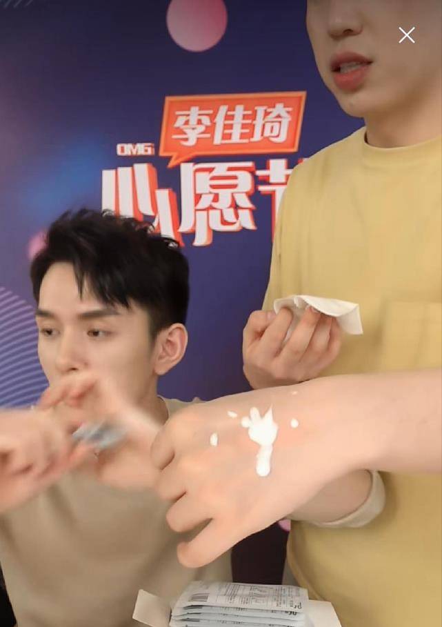 琦出镜间"开车史"曝光,原来姐姐来以前他已是"老司机"_直播_网友_杨幂