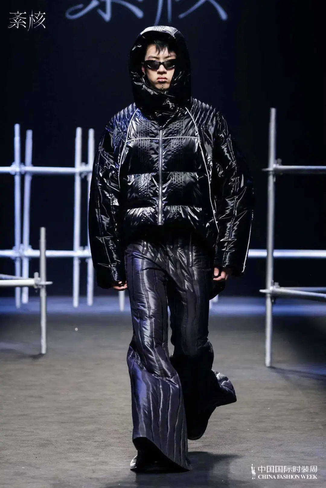 金属摇滚乐队德国rammstein的音乐和他们独特而富有冲击力的着装风格