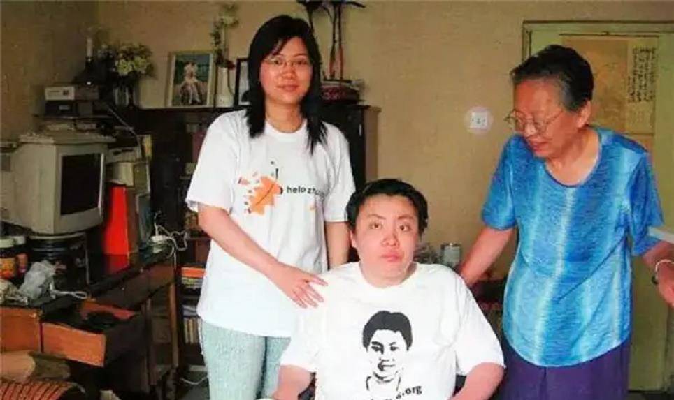 在投毒案发生之后,朱令的父母将给她改名吴令,一直将她带在身边照顾