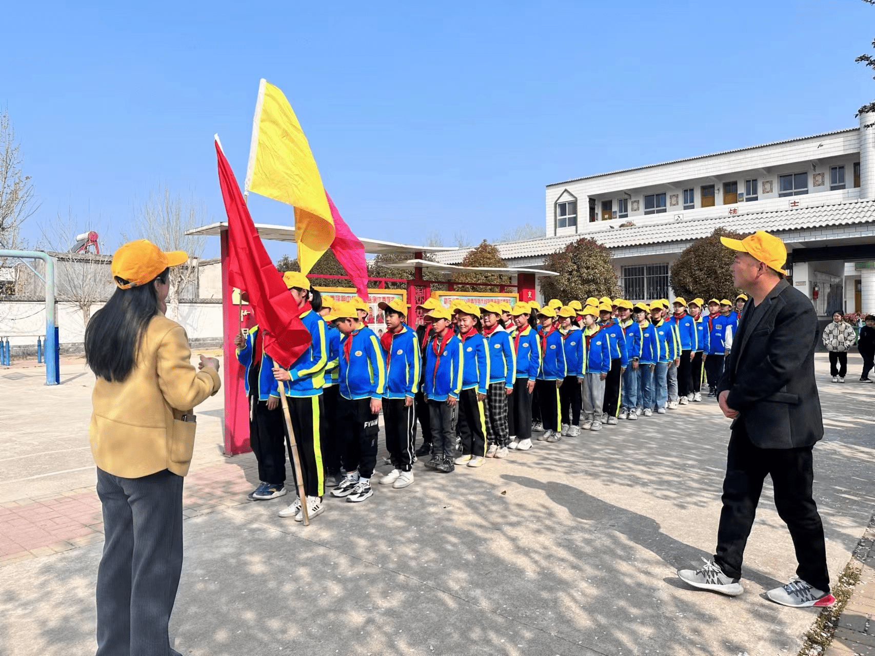 祭扫烈士墓 缅怀革命情:上蔡县黄埠镇新庄小学开展清明祭扫活动_进行