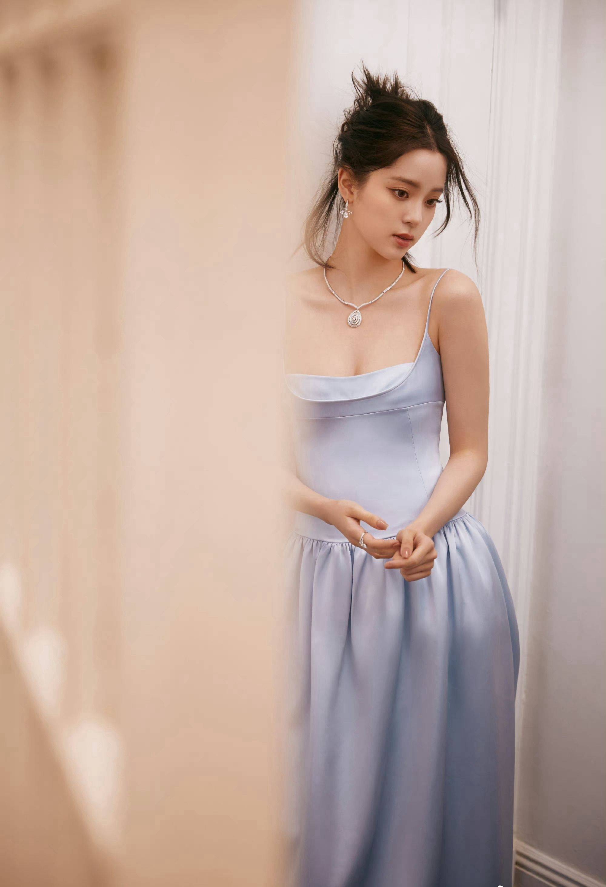 欧阳娜娜吊带抹胸裙性感写真