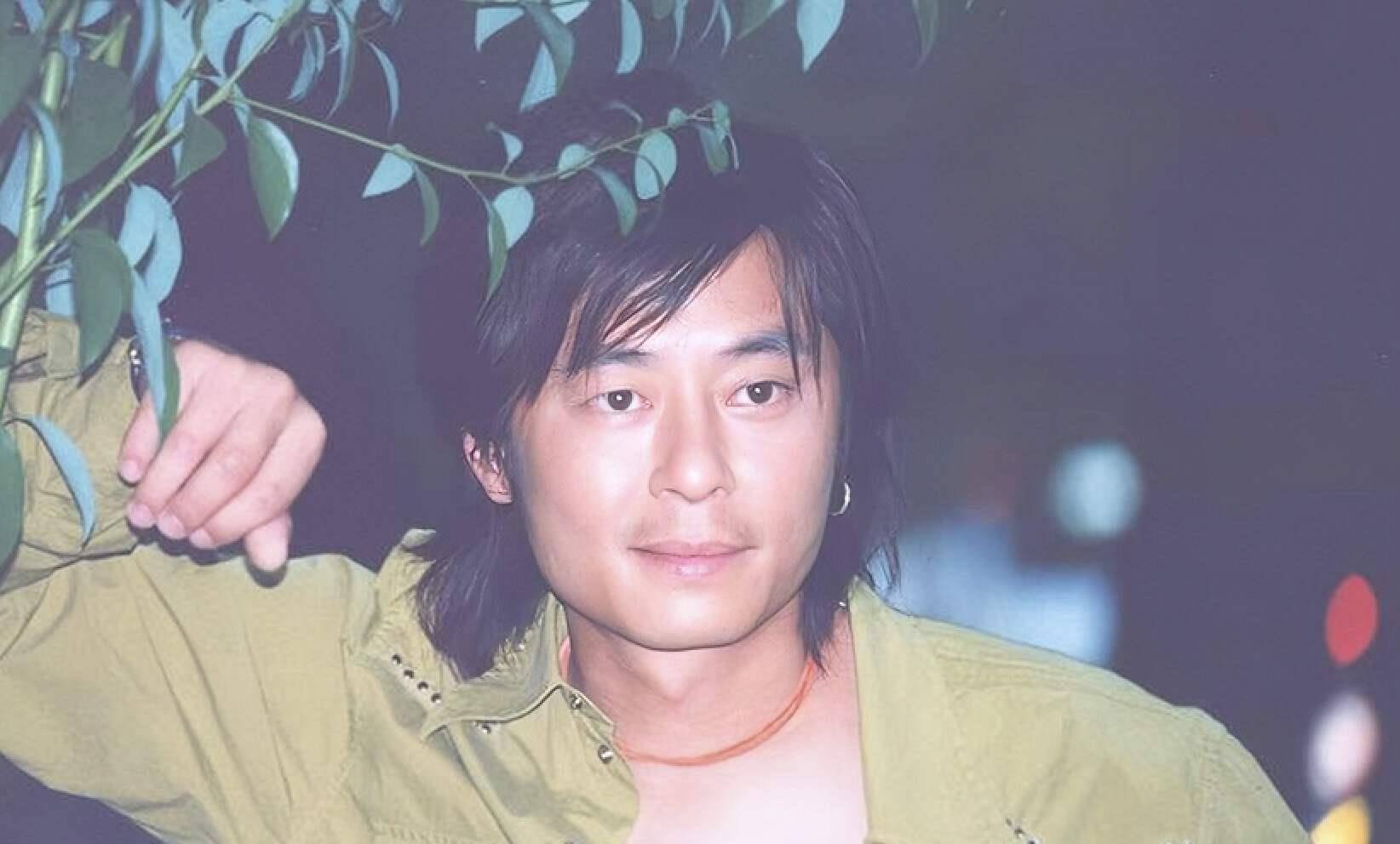 与年轻时相比,王杰的外貌变化最明显的是体重增加了很多,但整体五官并