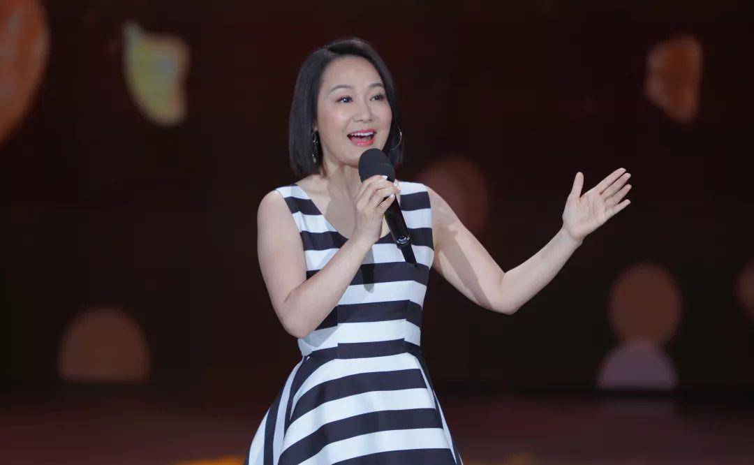 45岁过气女歌手商演引热议,红衣服意外展露,裙子也没拉好拉链_周艳泓