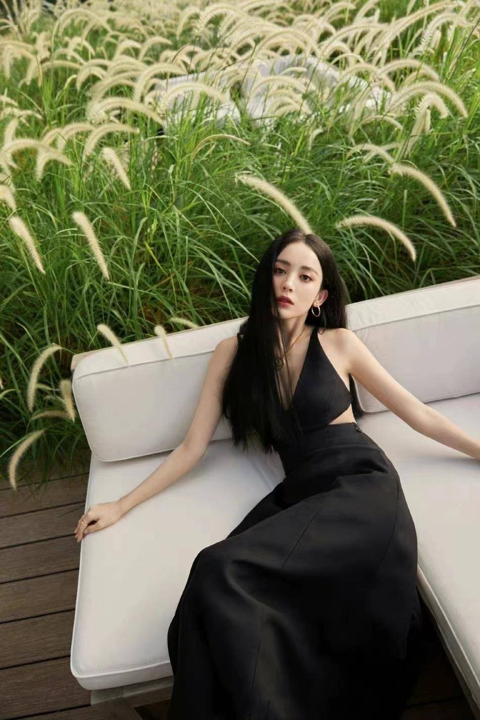 古力娜扎粉色一字肩亮相,甜美又时尚_造型_风格_身材