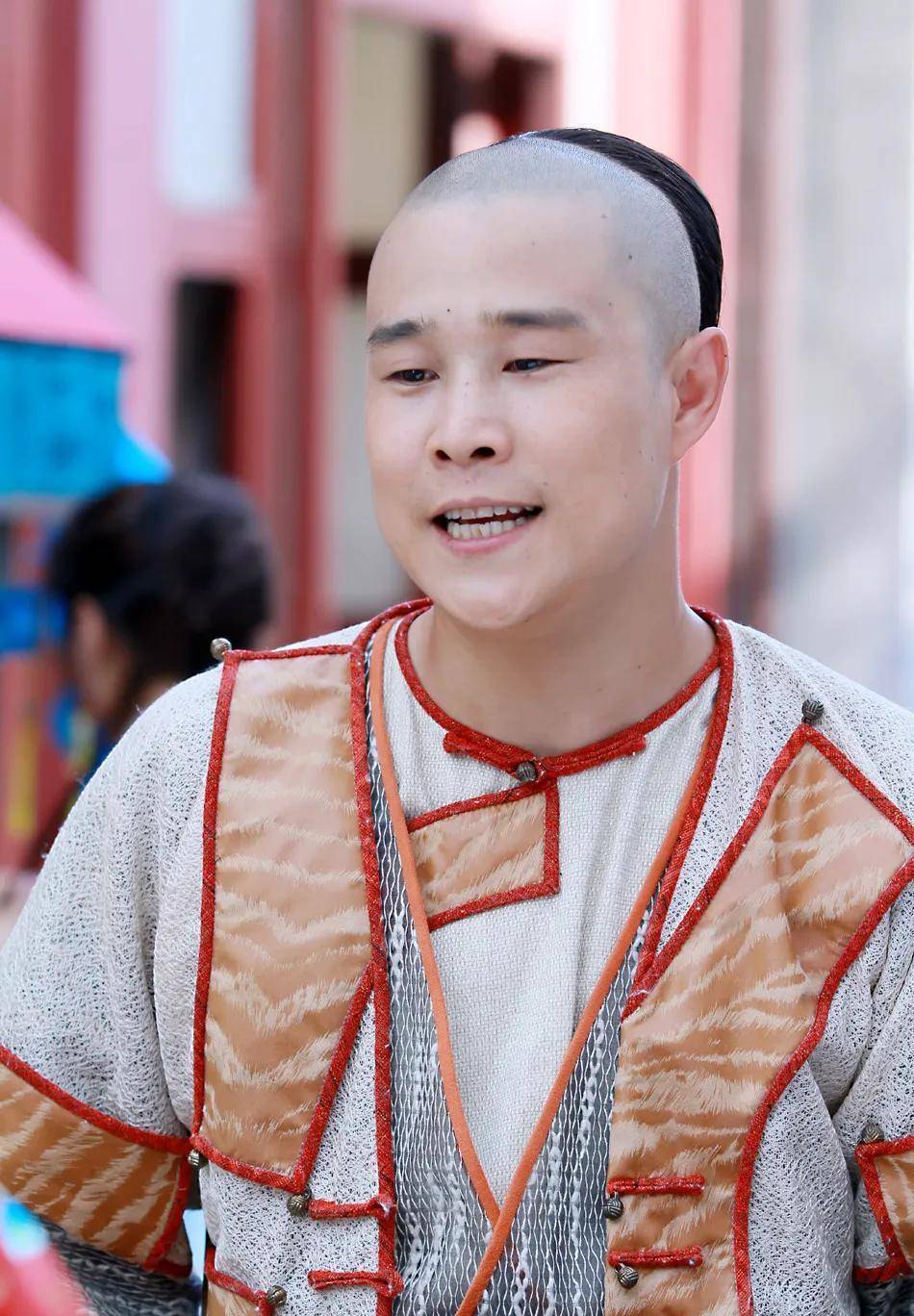 小沈阳的资源越来越多,也曾饰演过很多经典的影视,比如《怪侠欧阳德》