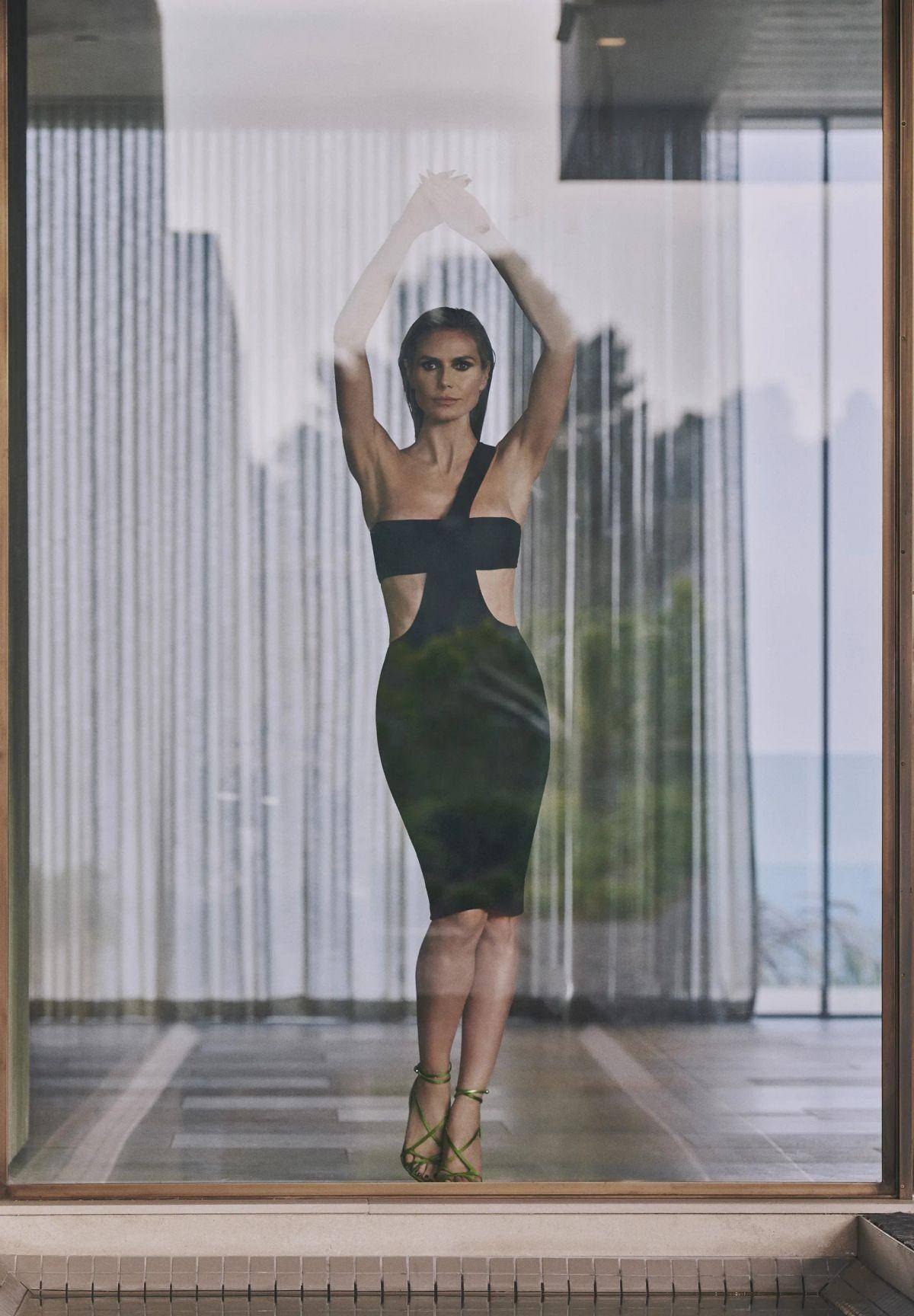 (heidi klum),黑色紧身超短裙时装写真秀,身材匀称,美腿修长,性感惊艳