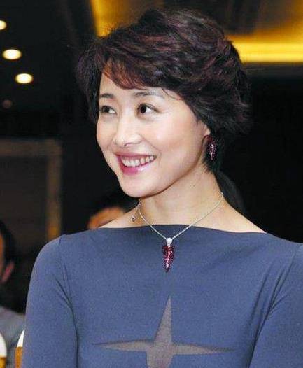 手捧红吴秀波,两段婚姻惨遭抛弃,现如今51岁风采依旧_刘蓓_观众_妻子