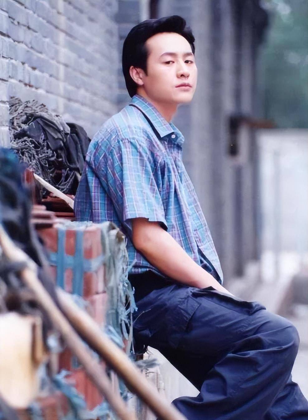 衬衫配背带裤优点:高级时尚感真的不得不佩服张颂文年轻时的时尚触觉