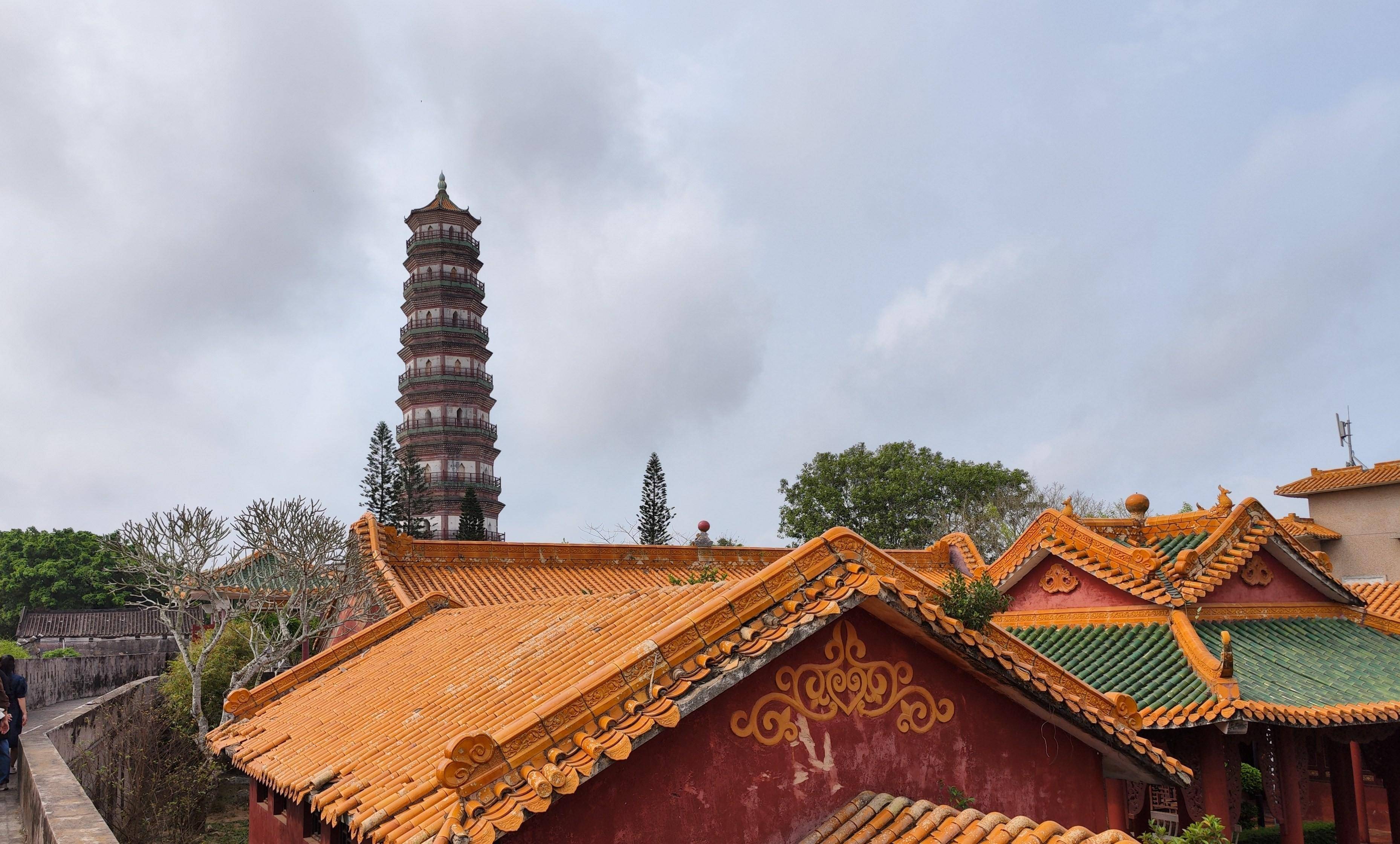 站在城牆上,內可俯瞰三元塔公園的全貌,外可欣賞雷州城外的風光,讓人