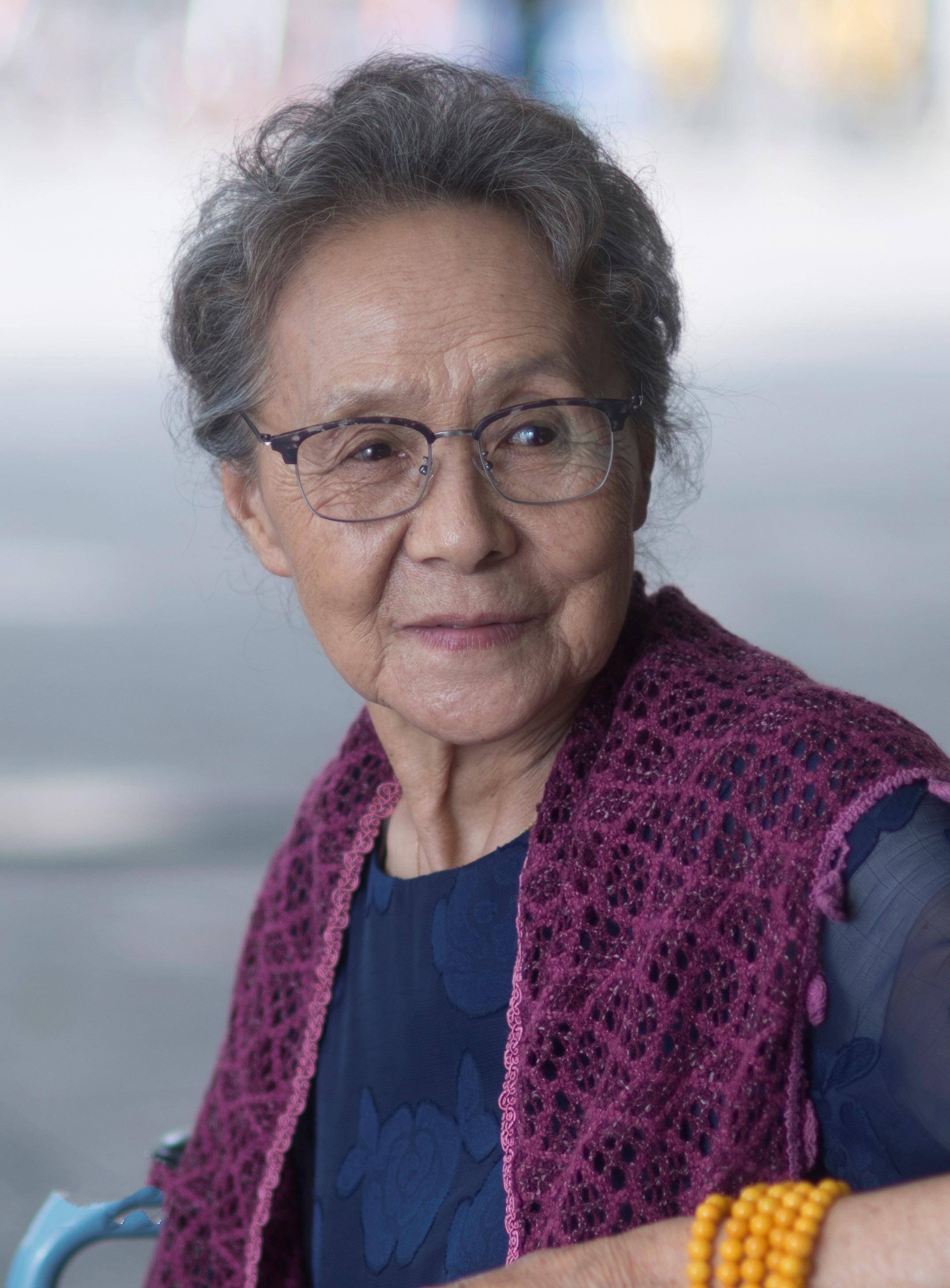 看了85岁吴彦姝,突然不怕变老了!穿着简单却很优雅,美到骨子里_服装_