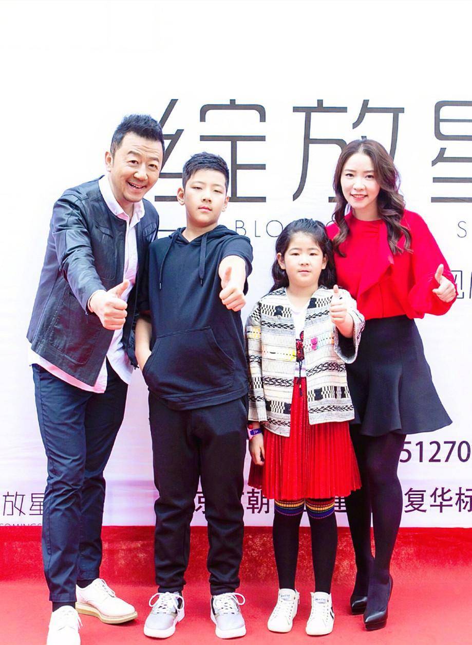 55岁郭涛罕晒全家照!儿子长开如他翻版,女儿身材壮硕不如妈妈美