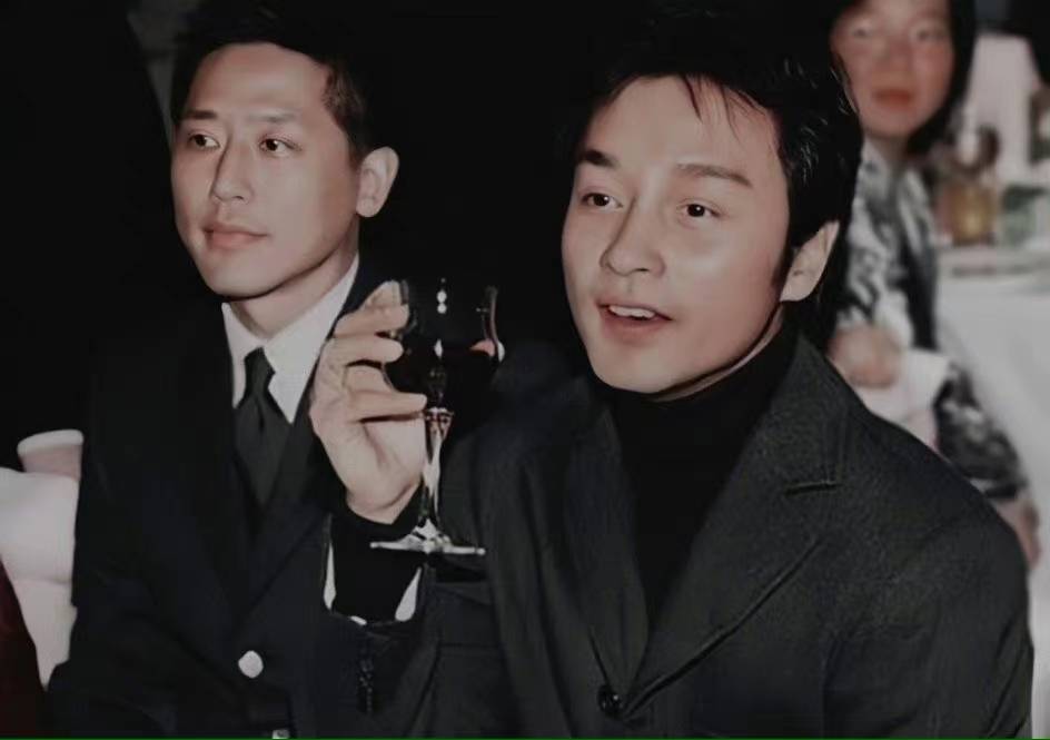 他又发文了,思念永不退场,张国荣唐鹤德世纪牵手的地方被曝光_哥哥