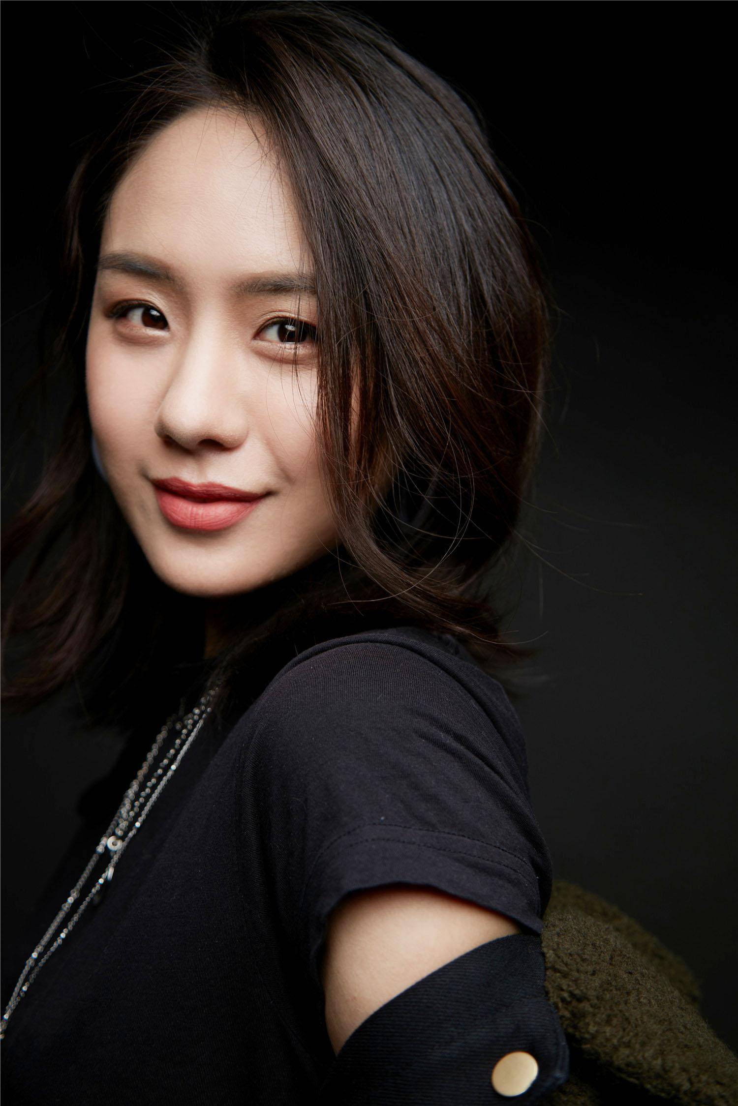 张潮:二婚娶小20岁演员,62岁老来得女,大女儿是著名演员张晔子_工作