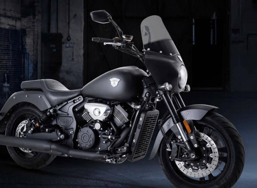 香帅路霸800采用了类似哈雷肥霸的美式巡航风格,整车非常饱满大气
