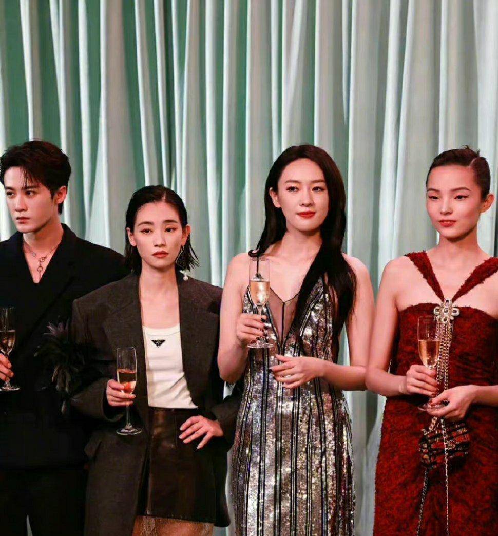 时尚活动明星扎堆,刘雯,周冬雨,周也等女明星,你觉得谁最美呢_长裙