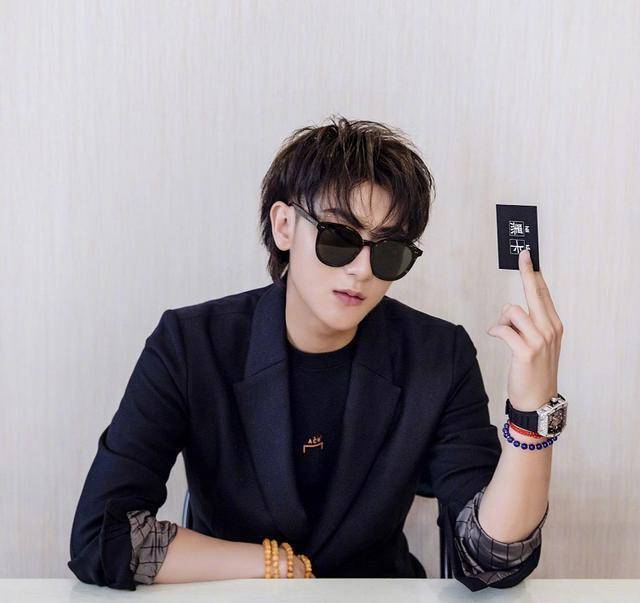 黄子韬堪称"绝世好老板",看他对艺人的态度,好想去他公司工作_时候